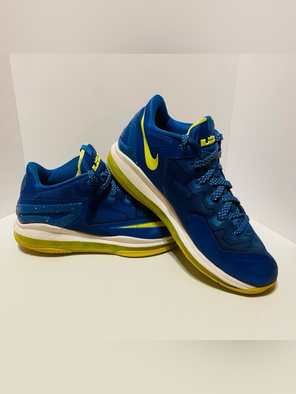 Nike Air Max Lebron 8 V2 Low Sprite 2011 Youth Size 7 Shoes Basketball Sneakers
